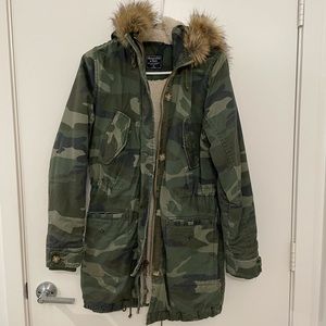 ABERCROMBIE & FITCH camo Sherpa lined coat